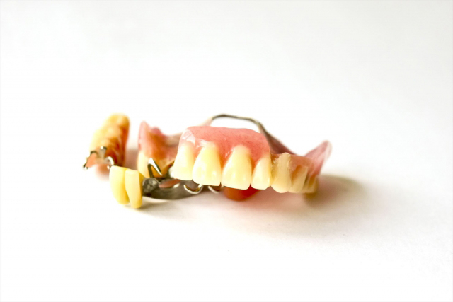 歯槽膿漏で抜歯。入れ歯かインプラントかどちらがいい｜香川県 高松市 吉本歯科医院